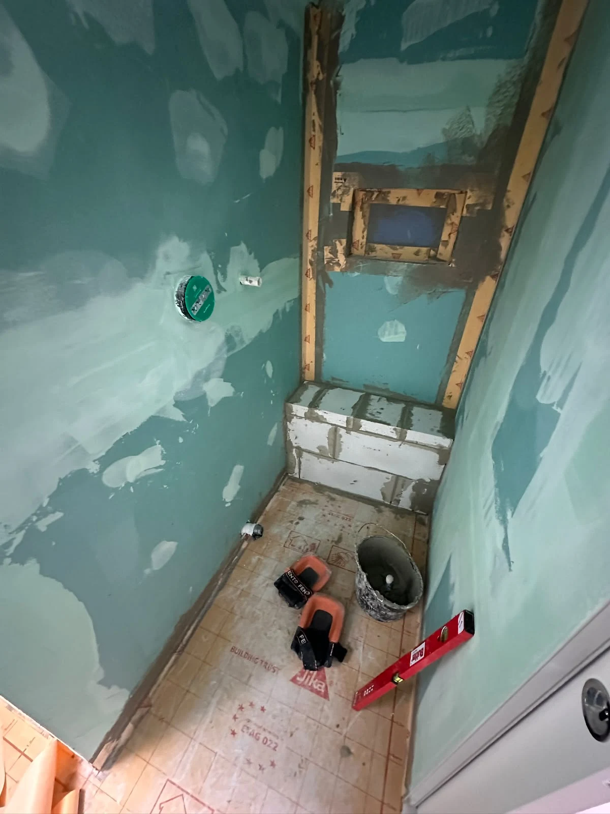 Vorbereitete Dusche mit gemauerter Sitzbank